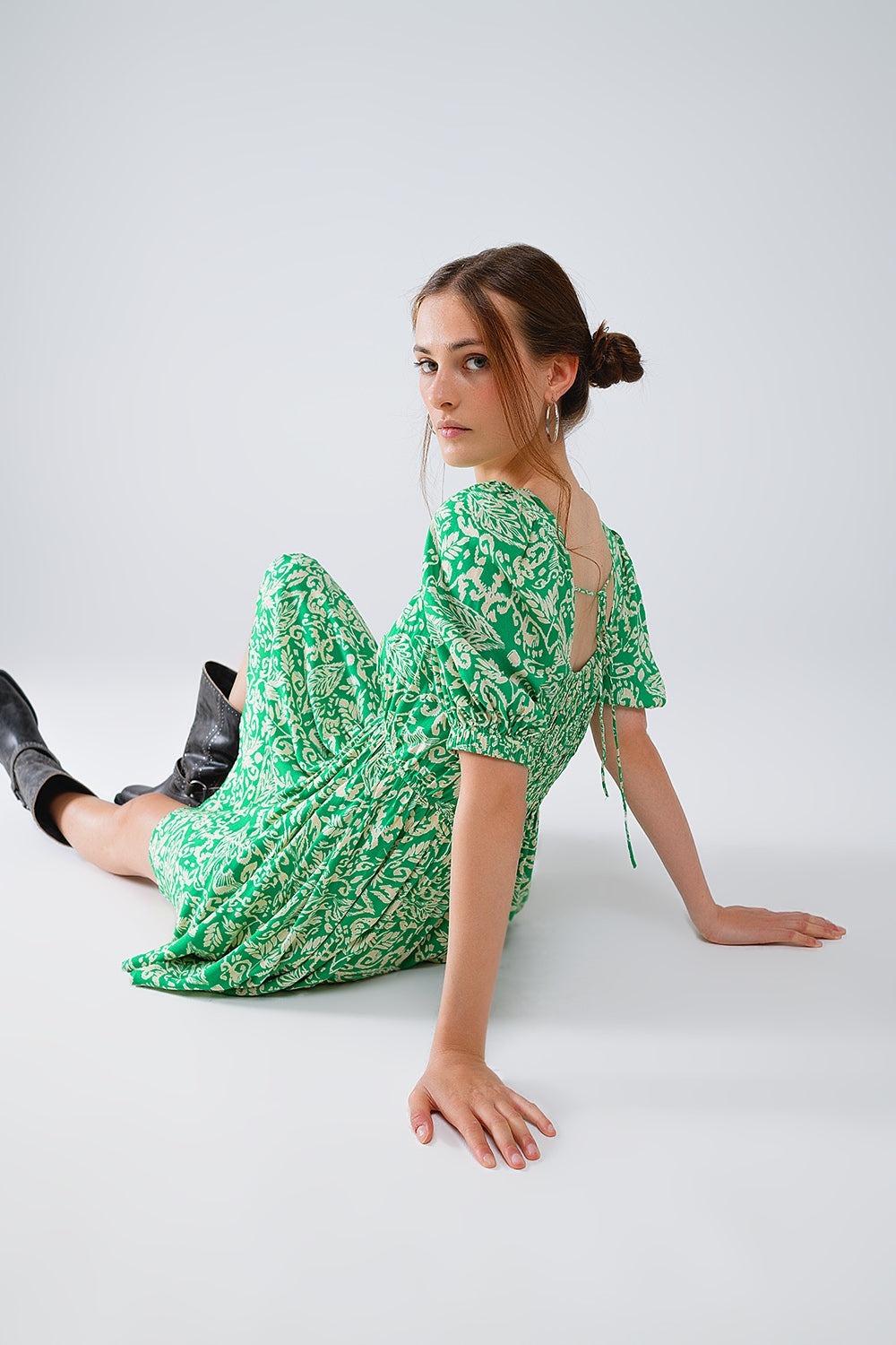 robe courte à imprimé floral avec dos froncé en vert