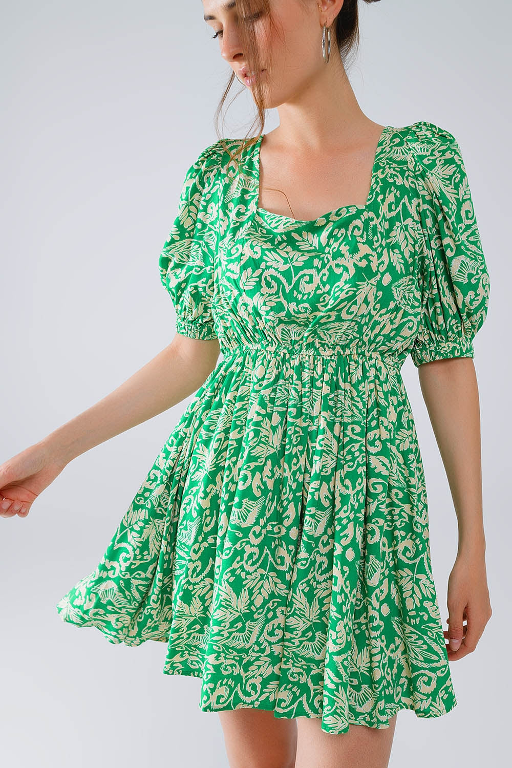robe courte à imprimé floral avec dos froncé en vert
