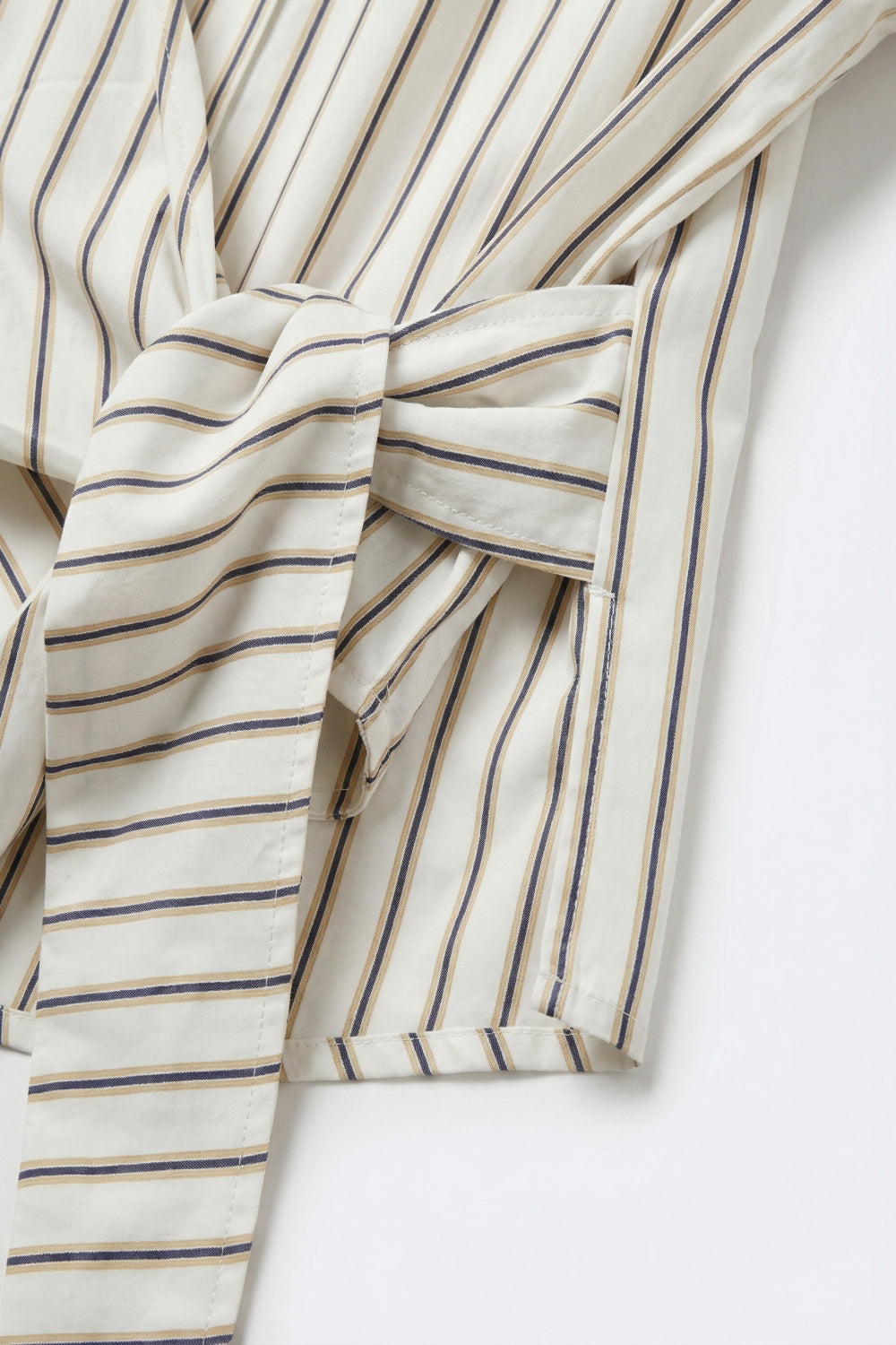 Robe courte à manches longues avec devant croisé et rayures blanches