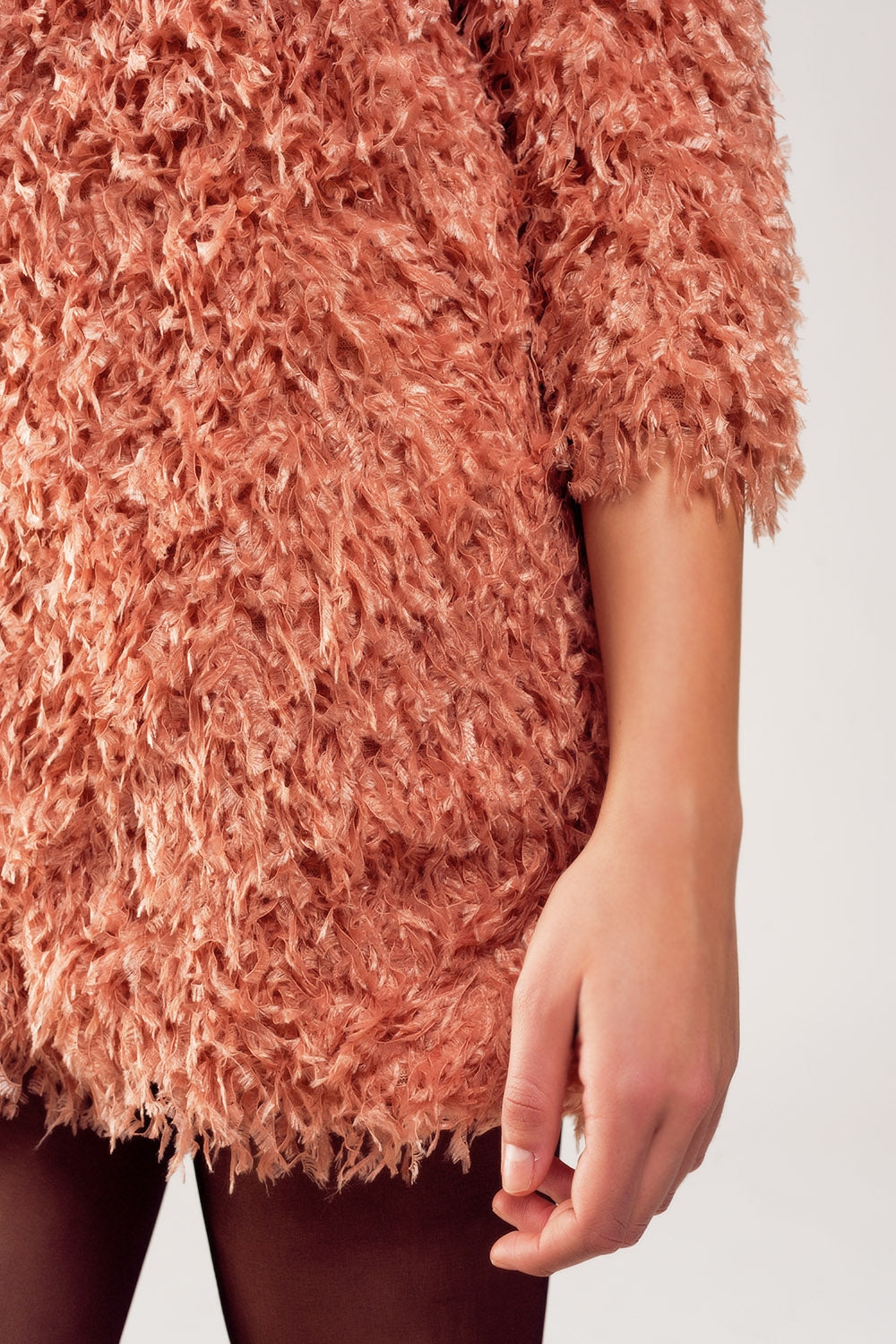 Robe courte à manches trois quart ornée de plumes rose