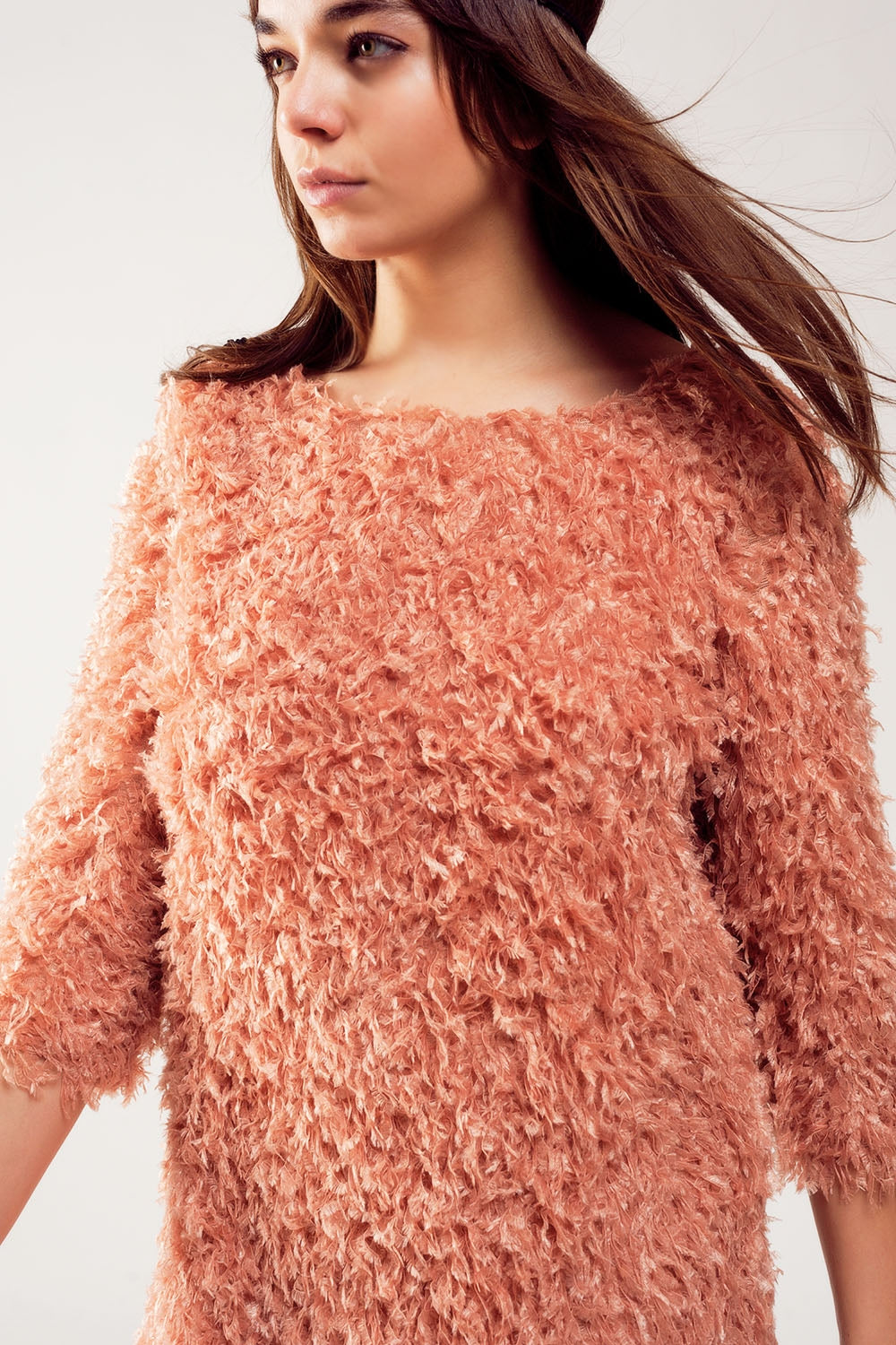 Robe courte à manches trois quart ornée de plumes rose