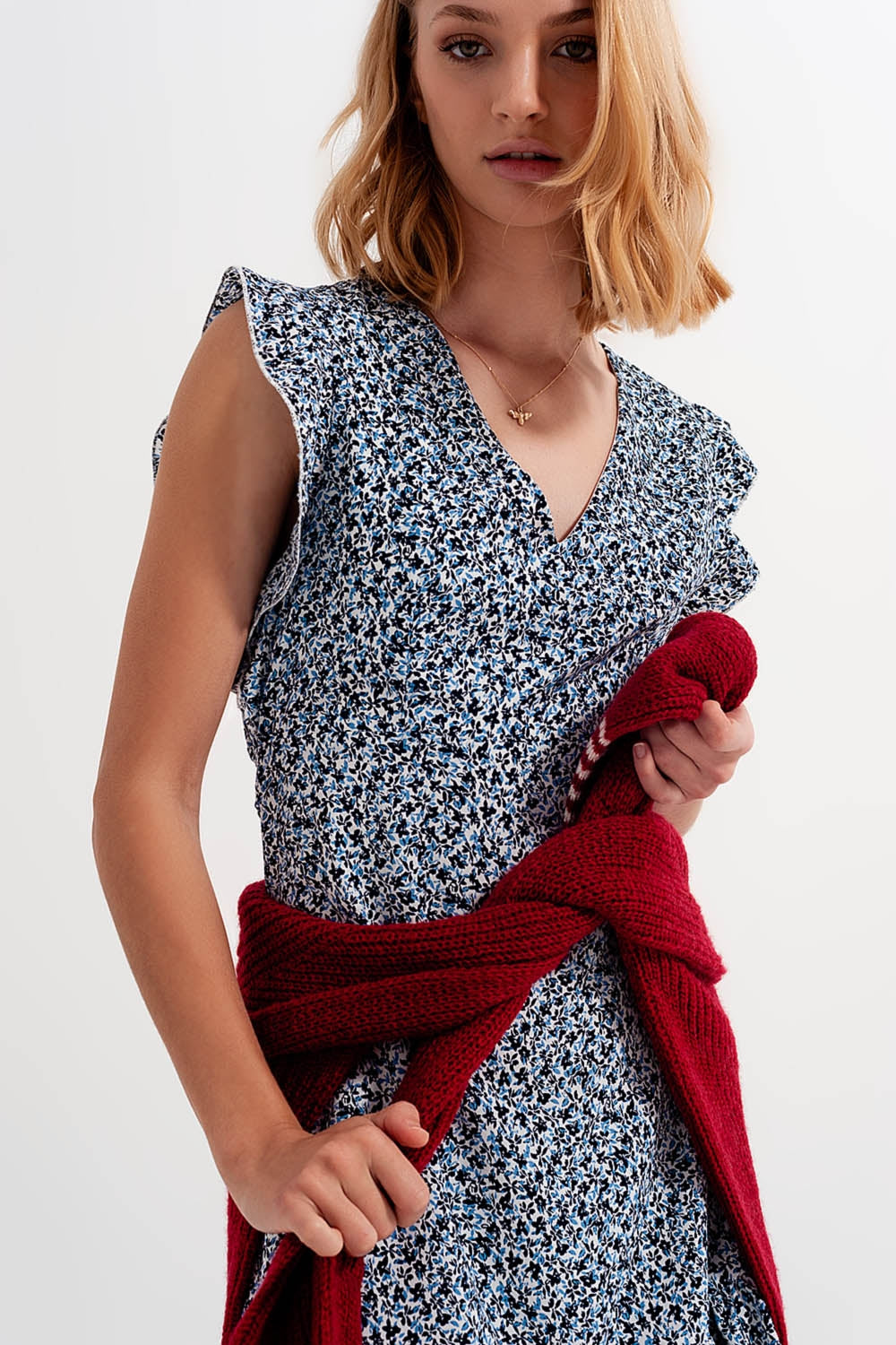 Robe courte à manches volantées et petites fleurs en bleu