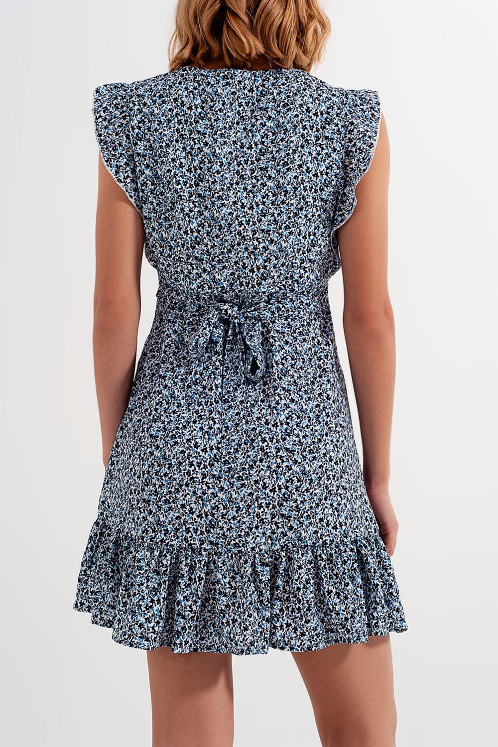 Robe courte à manches volantées et petites fleurs en bleu