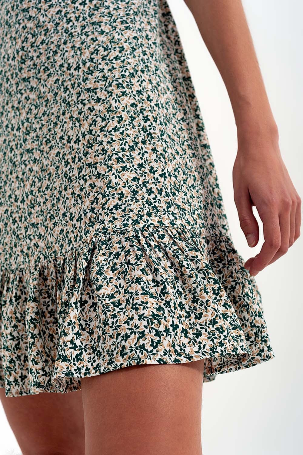 Robe courte à manches volantées et petites fleurs en vert