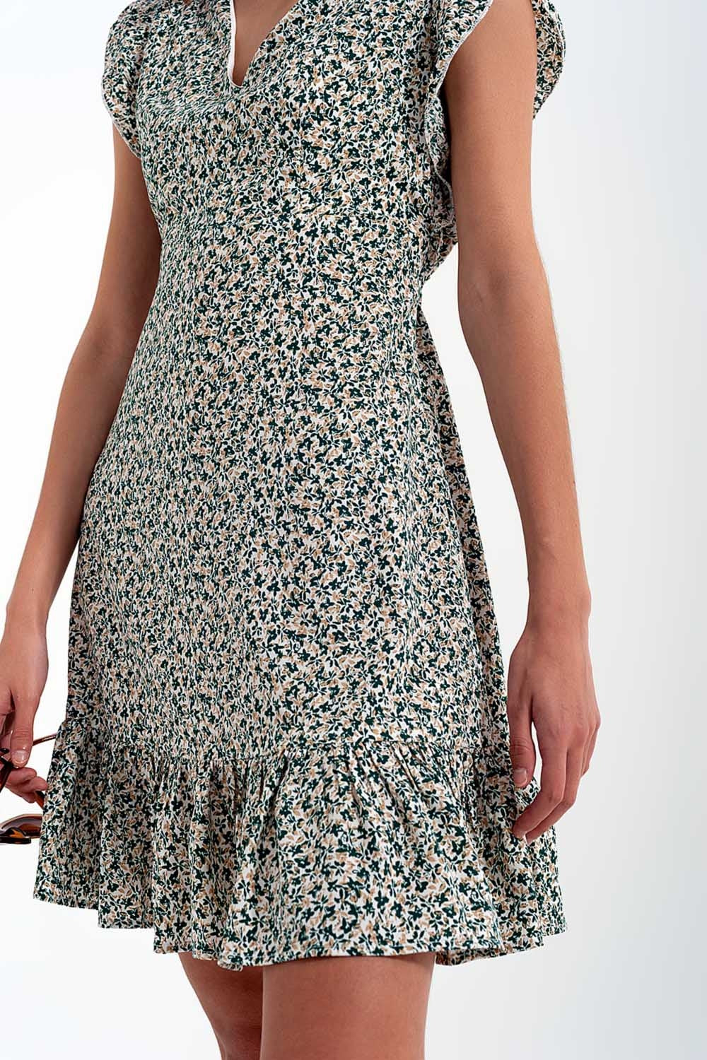Robe courte à manches volantées et petites fleurs en vert