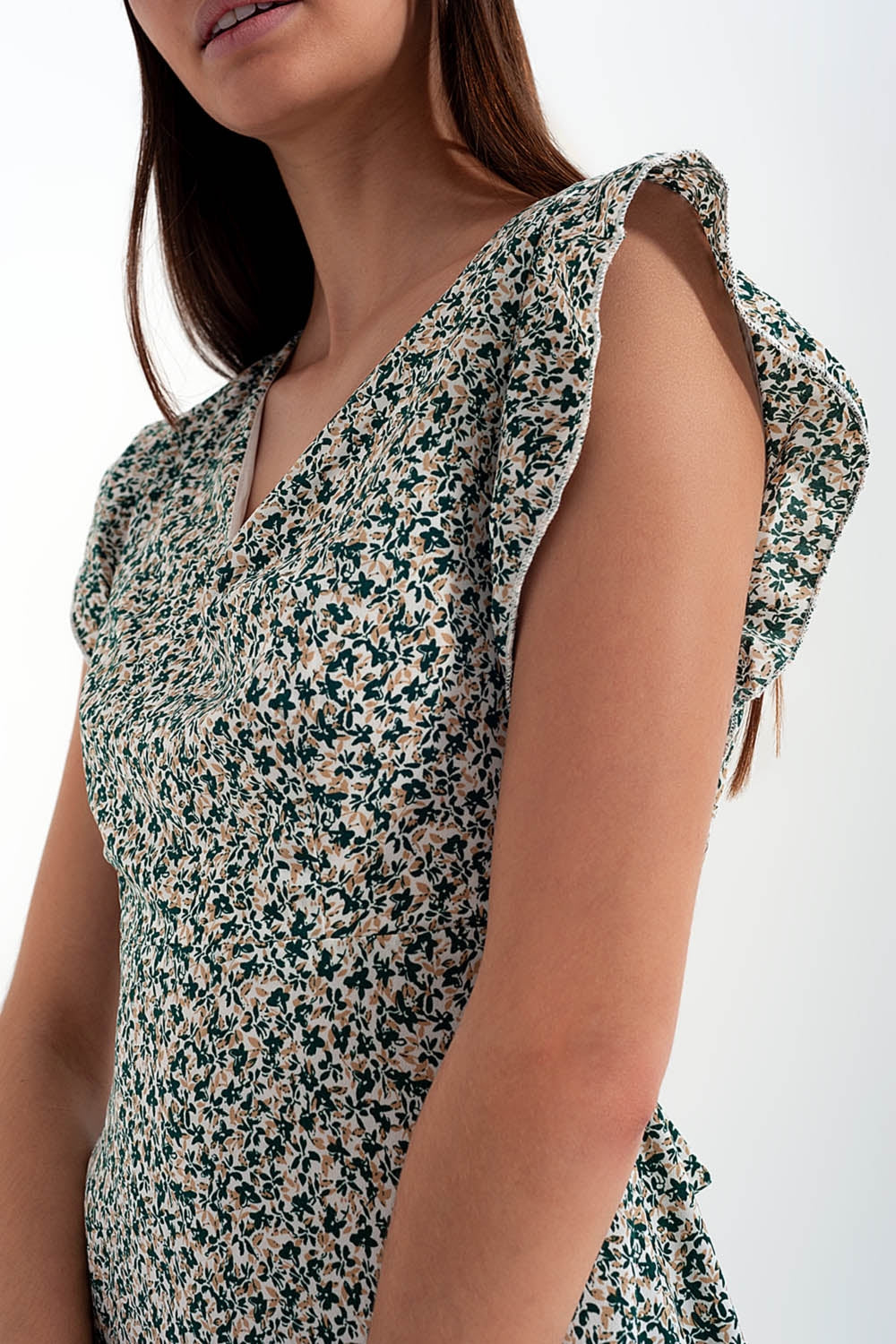 Robe courte à manches volantées et petites fleurs en vert