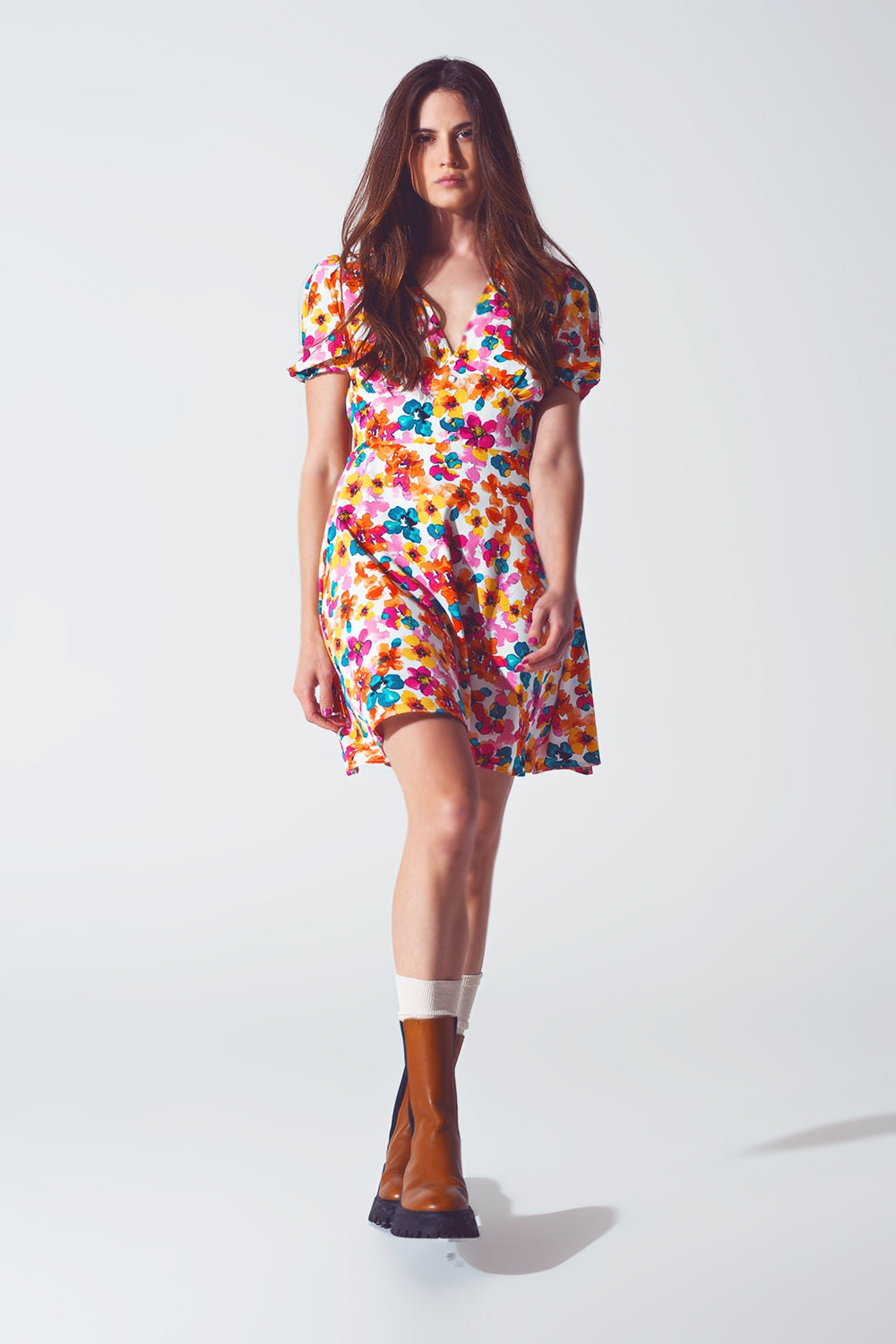 Q2 Robe courte à taille cintrée avec motif floral multicolore