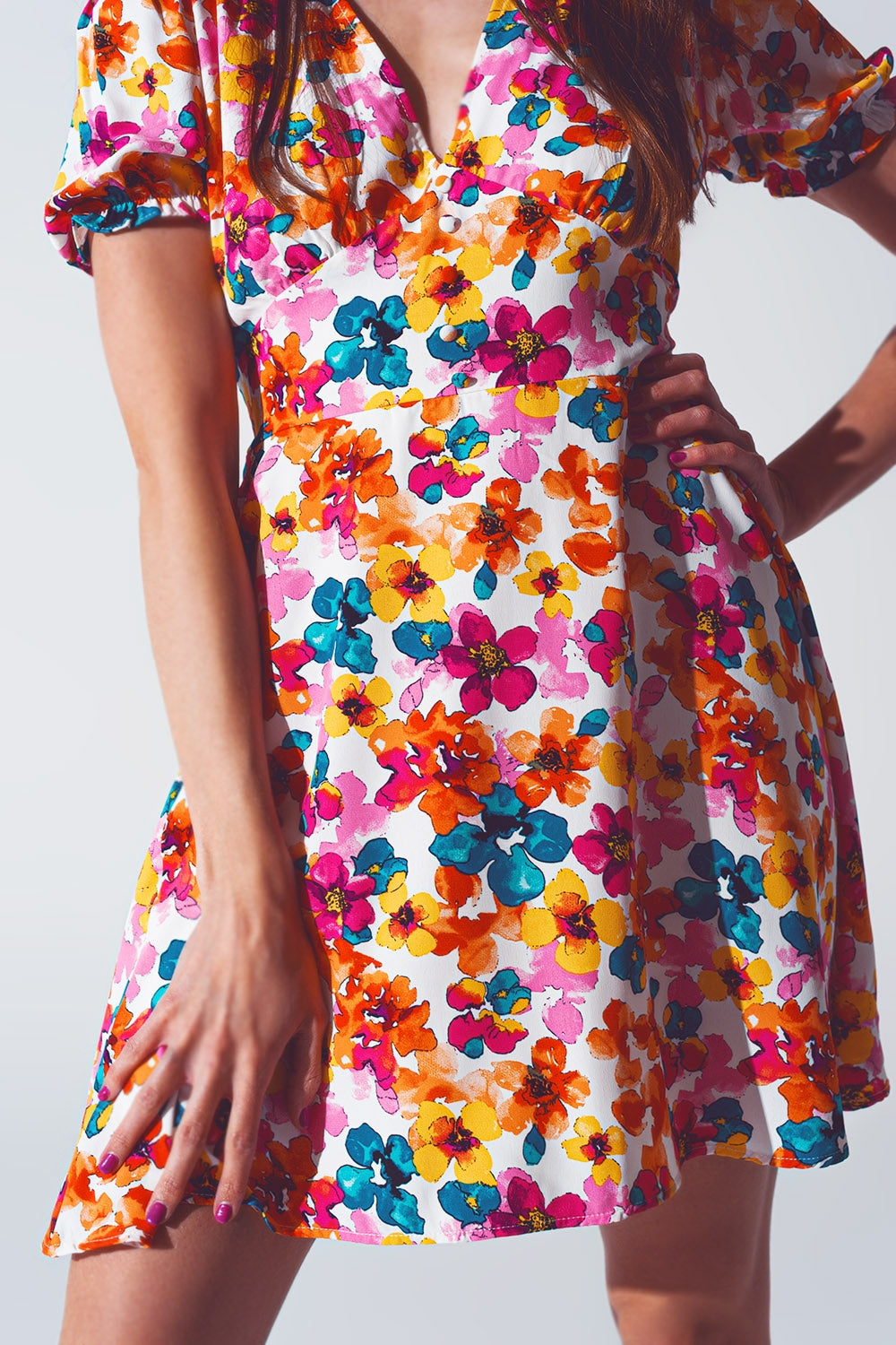 Robe courte à taille cintrée avec motif floral multicolore