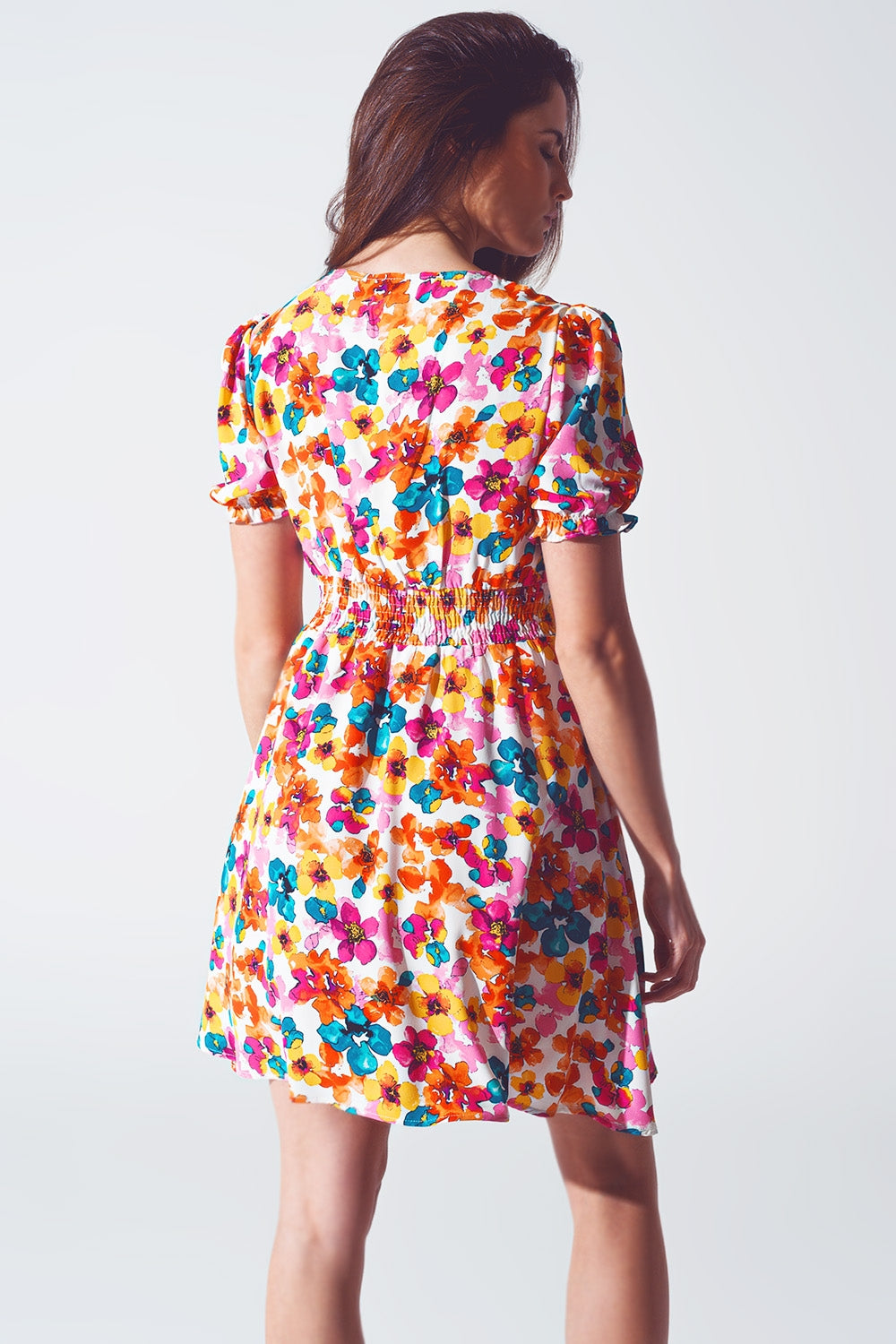 Robe courte à taille cintrée avec motif floral multicolore