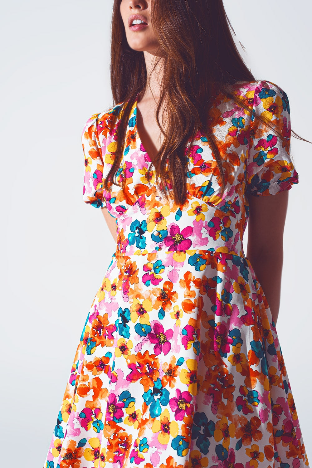 Robe courte à taille cintrée avec motif floral multicolore