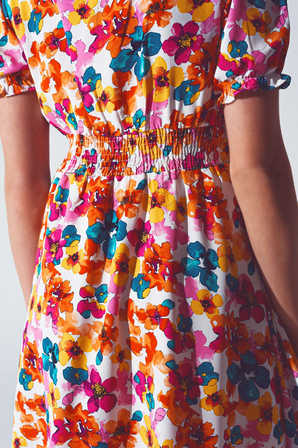 Robe courte à taille cintrée avec motif floral multicolore