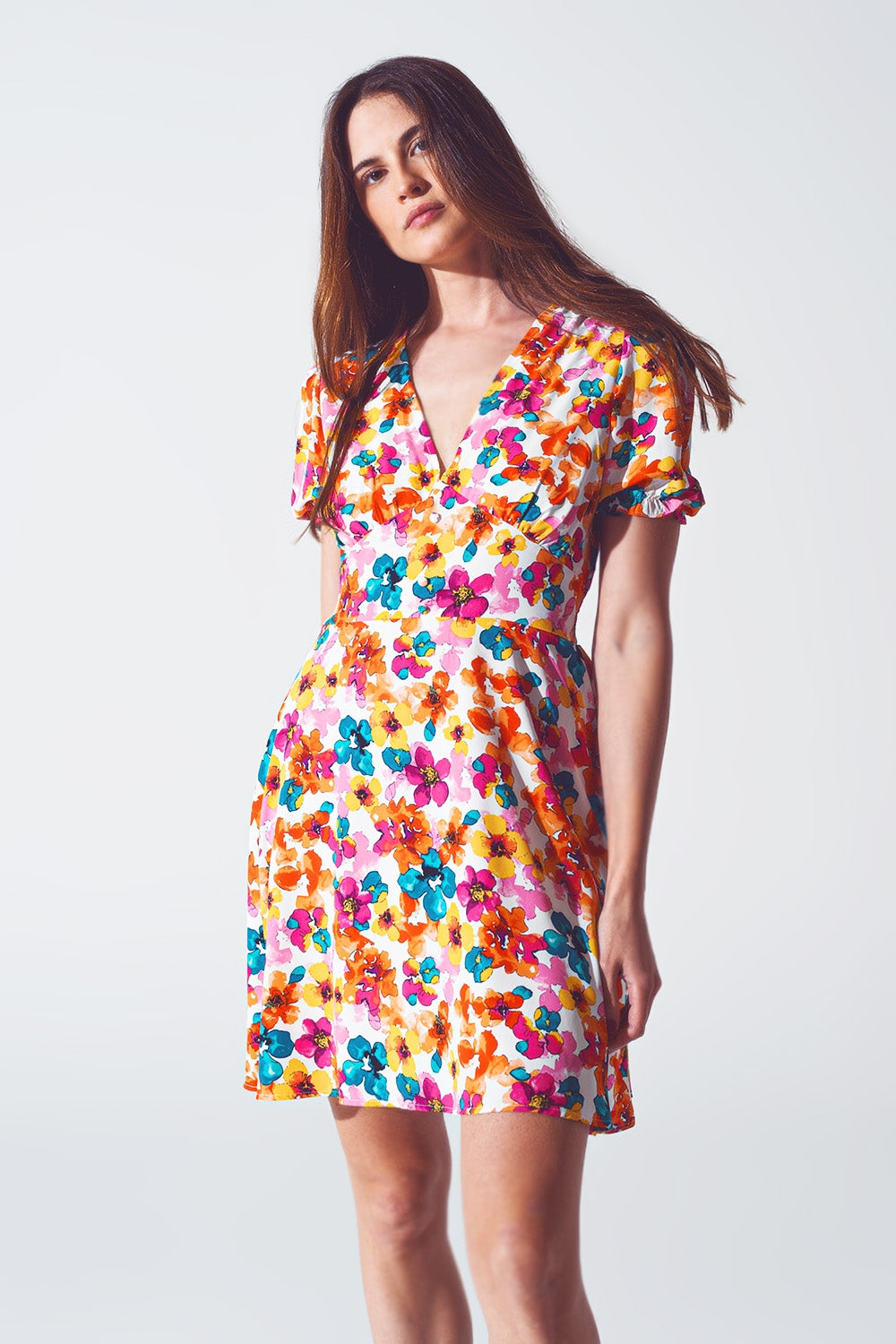 Robe courte à taille cintrée avec motif floral multicolore
