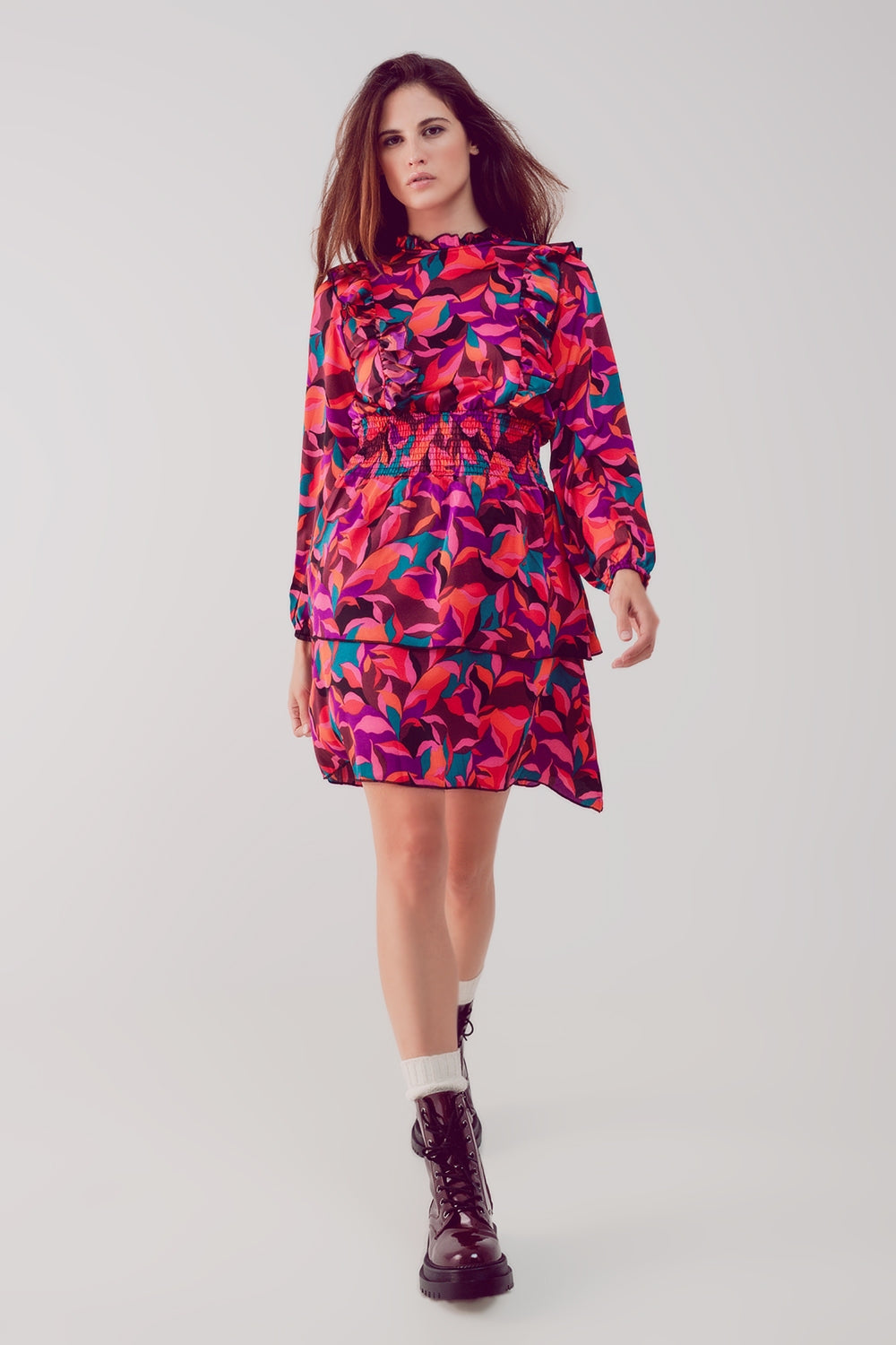 Q2 Robe courte à volants étagés et imprimé fleuri fucshia