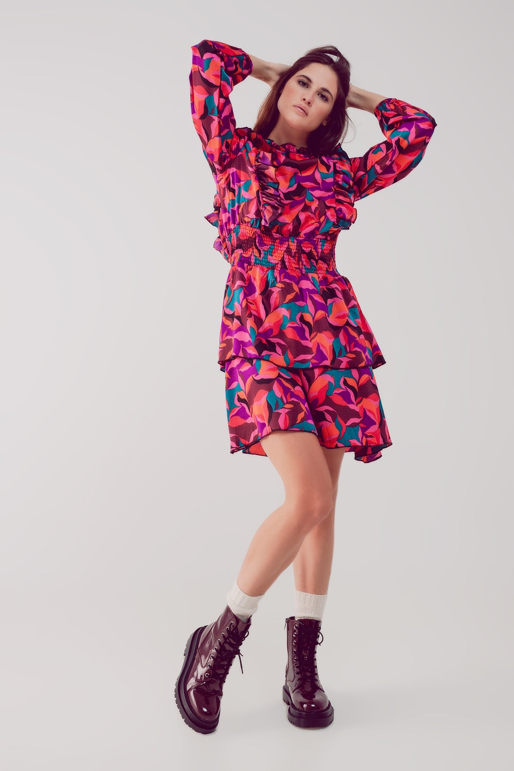 Robe courte à volants étagés et imprimé fleuri fucshia