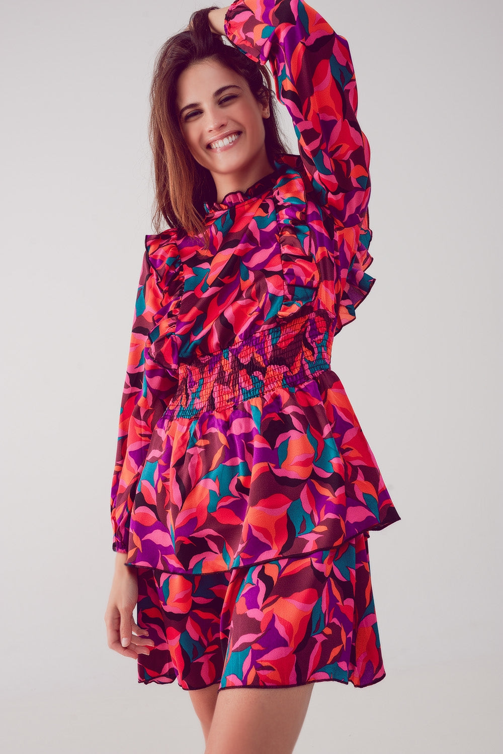 Robe courte à volants étagés et imprimé fleuri fucshia