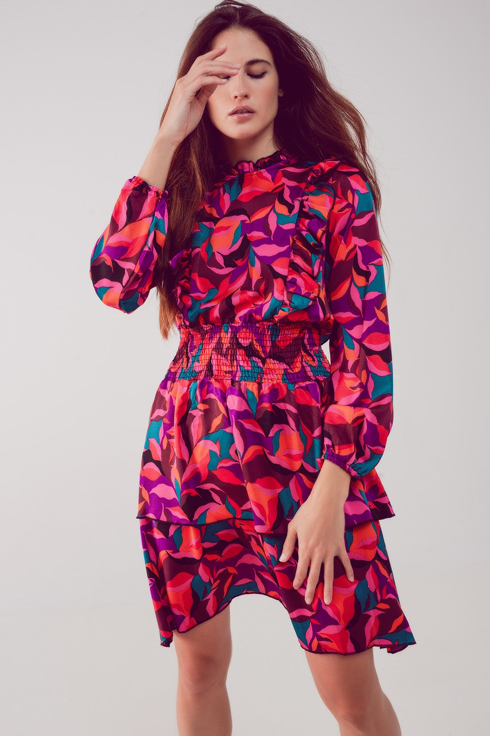 Robe courte à volants étagés et imprimé fleuri fucshia