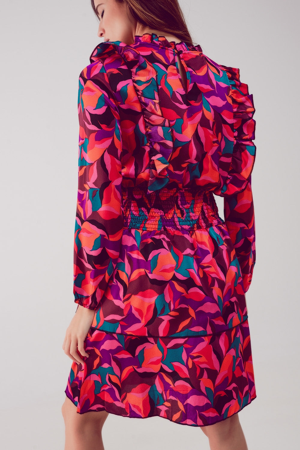 Robe courte à volants étagés et imprimé fleuri fucshia