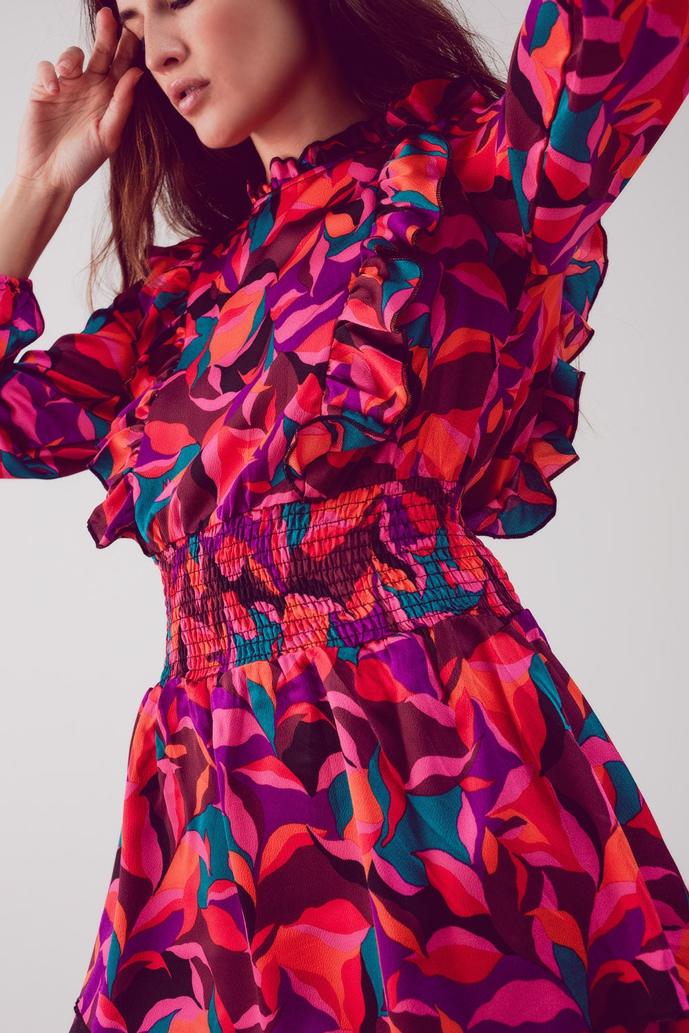 Robe courte à volants étagés et imprimé fleuri fucshia