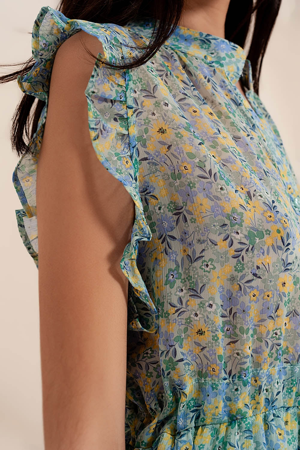 Robe courte avec bords à volants et fleurs de style vintage