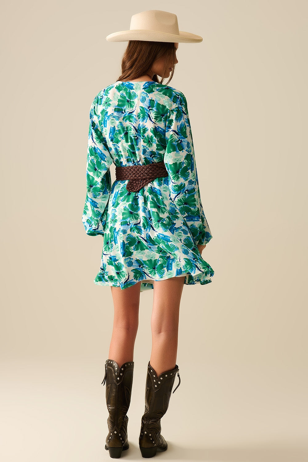 robe courte avec un large col en V et un imprimé floral