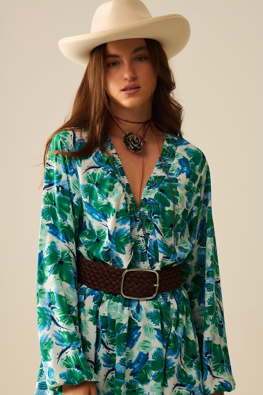 robe courte avec un large col en V et un imprimé floral