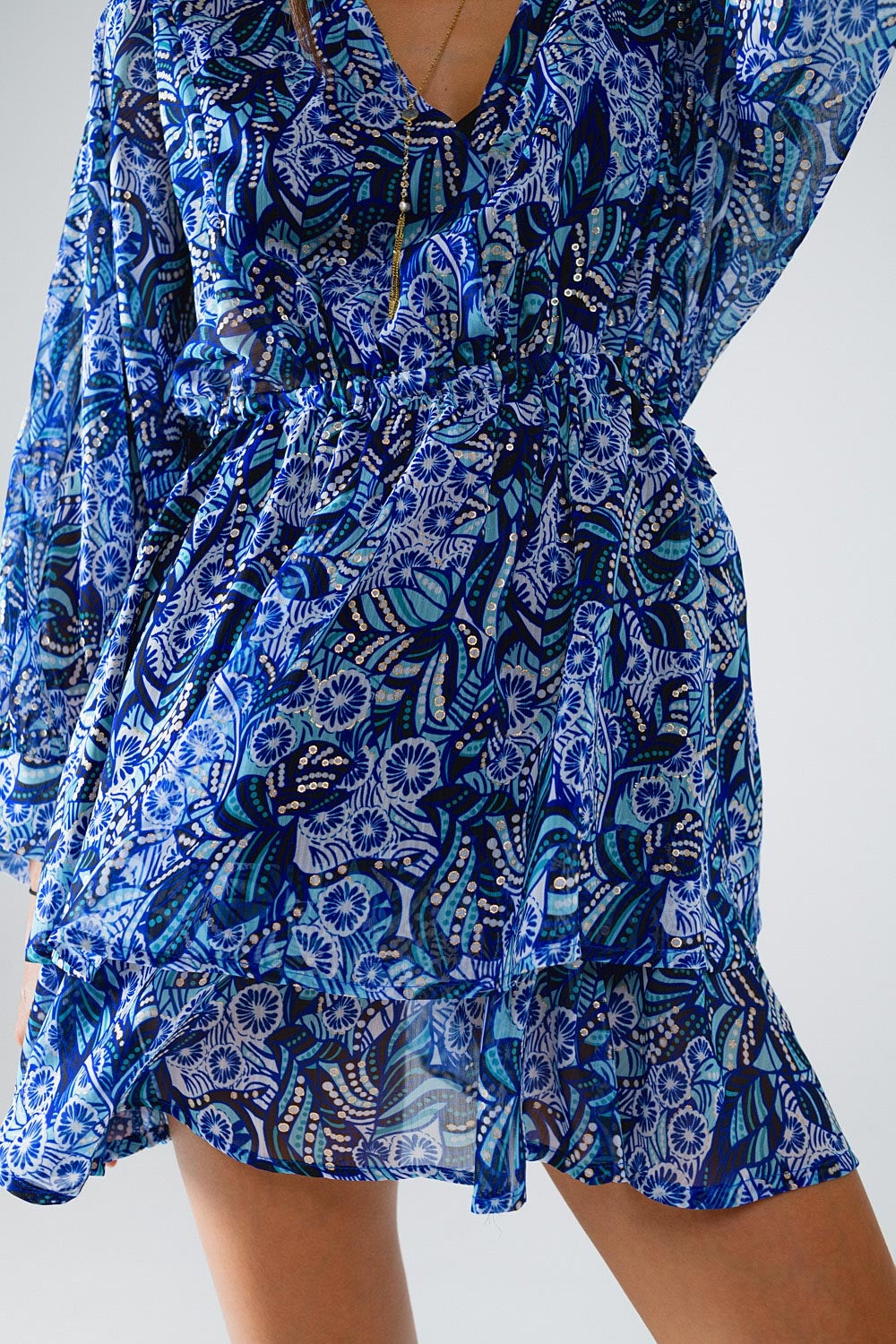 Robe courte bleu à motif abstrait avec taille ajustable