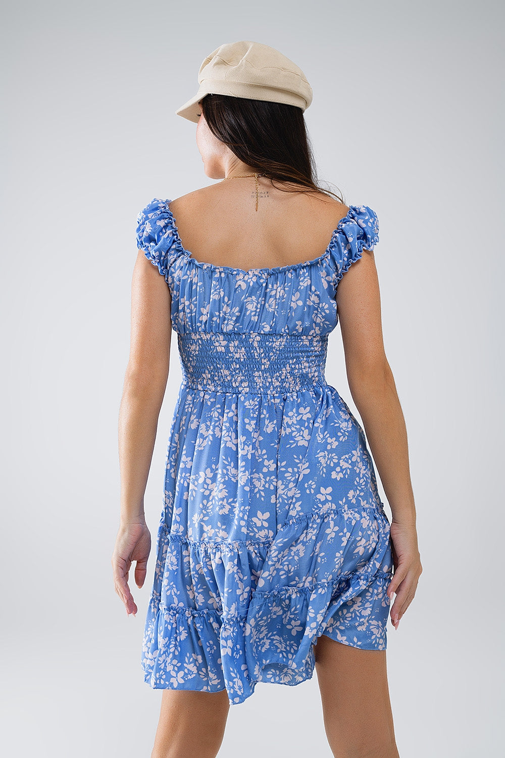 Robe courte bleue à imprimé floral blanc et taille élastique
