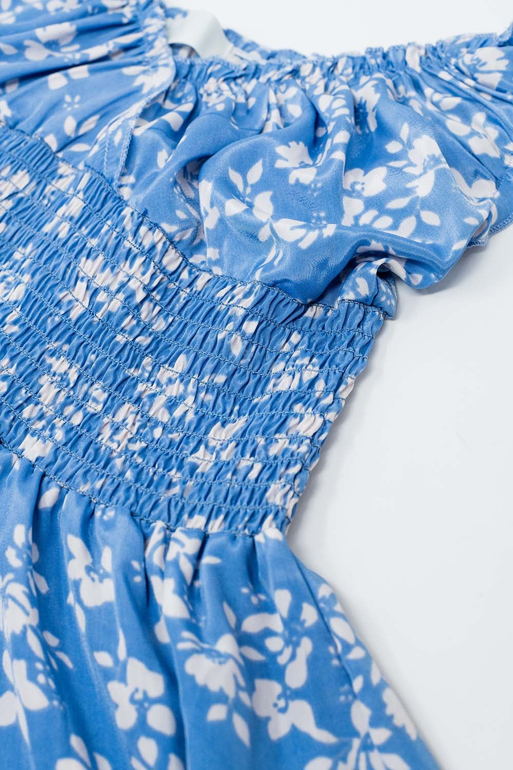 Robe courte bleue à imprimé floral blanc et taille élastique