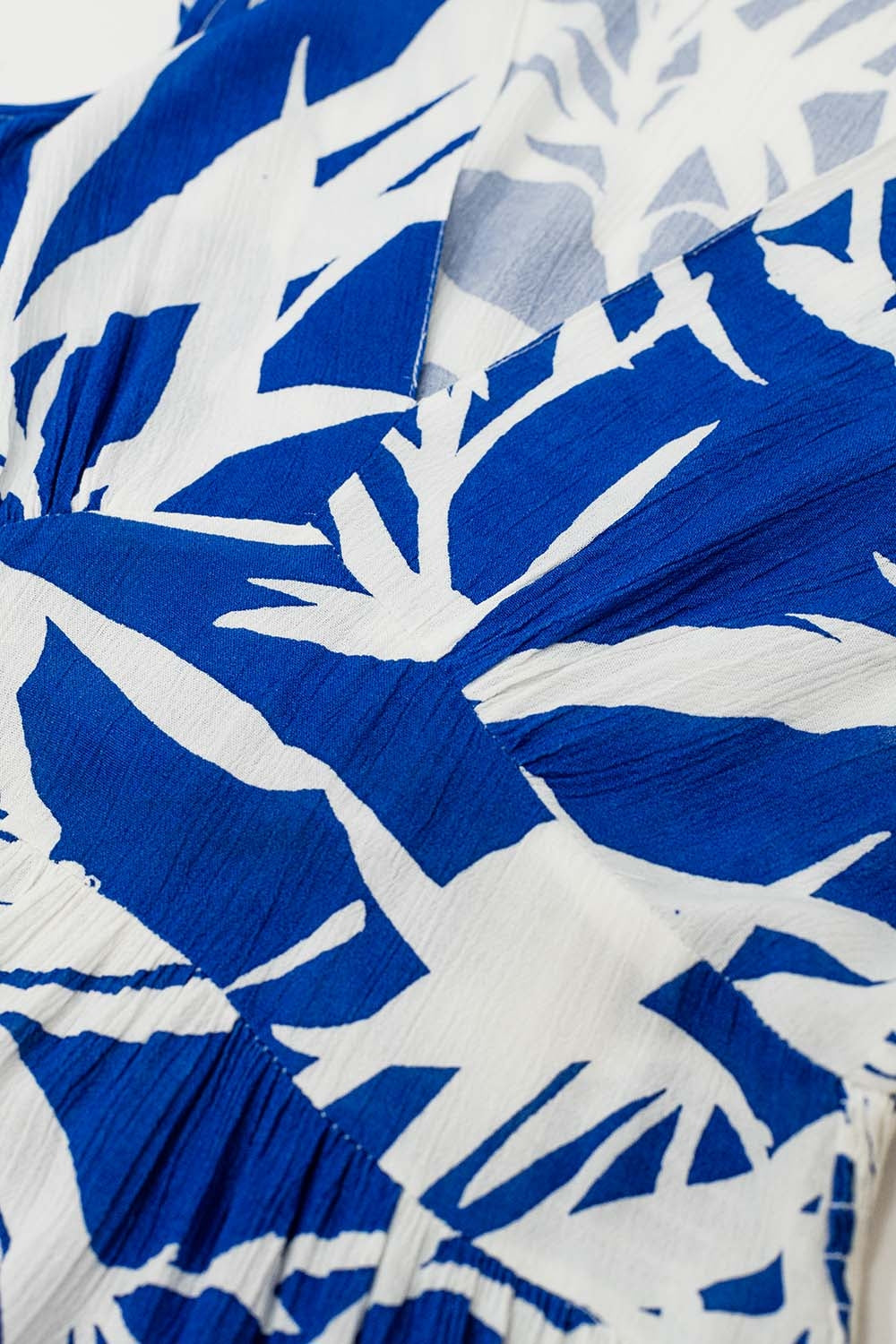 robe courte bleue avec imprimé palmier tropical