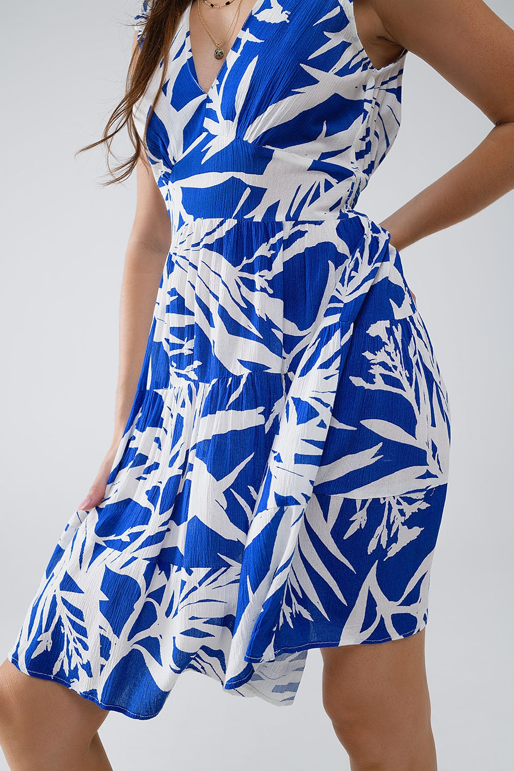 robe courte bleue avec imprimé palmier tropical
