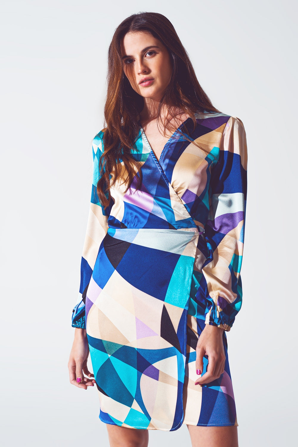 Robe courte croisée avec imprimé abstrait en bleu