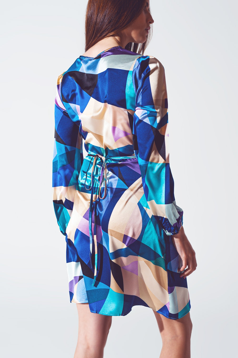Robe courte croisée avec imprimé abstrait en bleu
