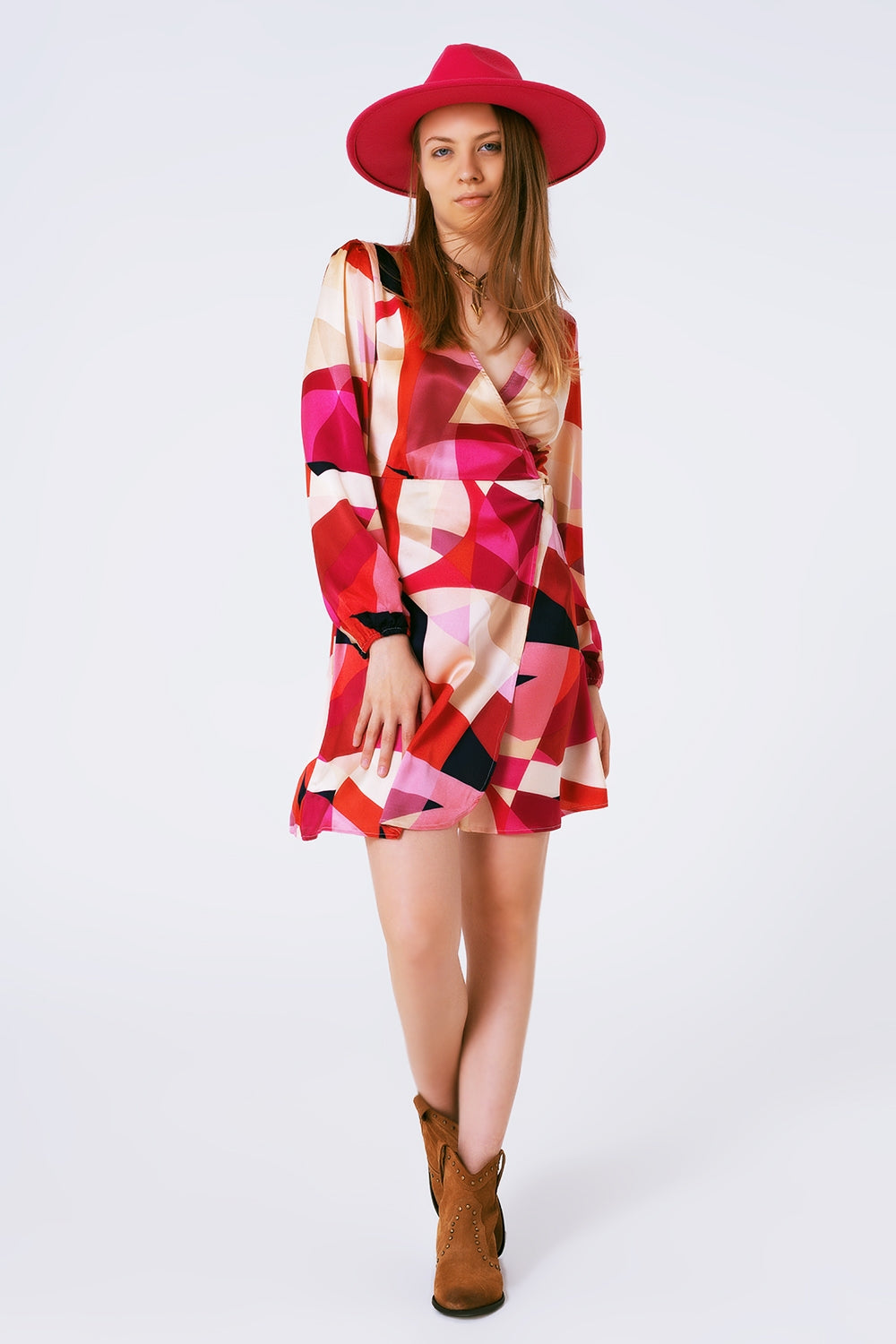 Robe courte croisée avec imprimé abstrait en fuxia