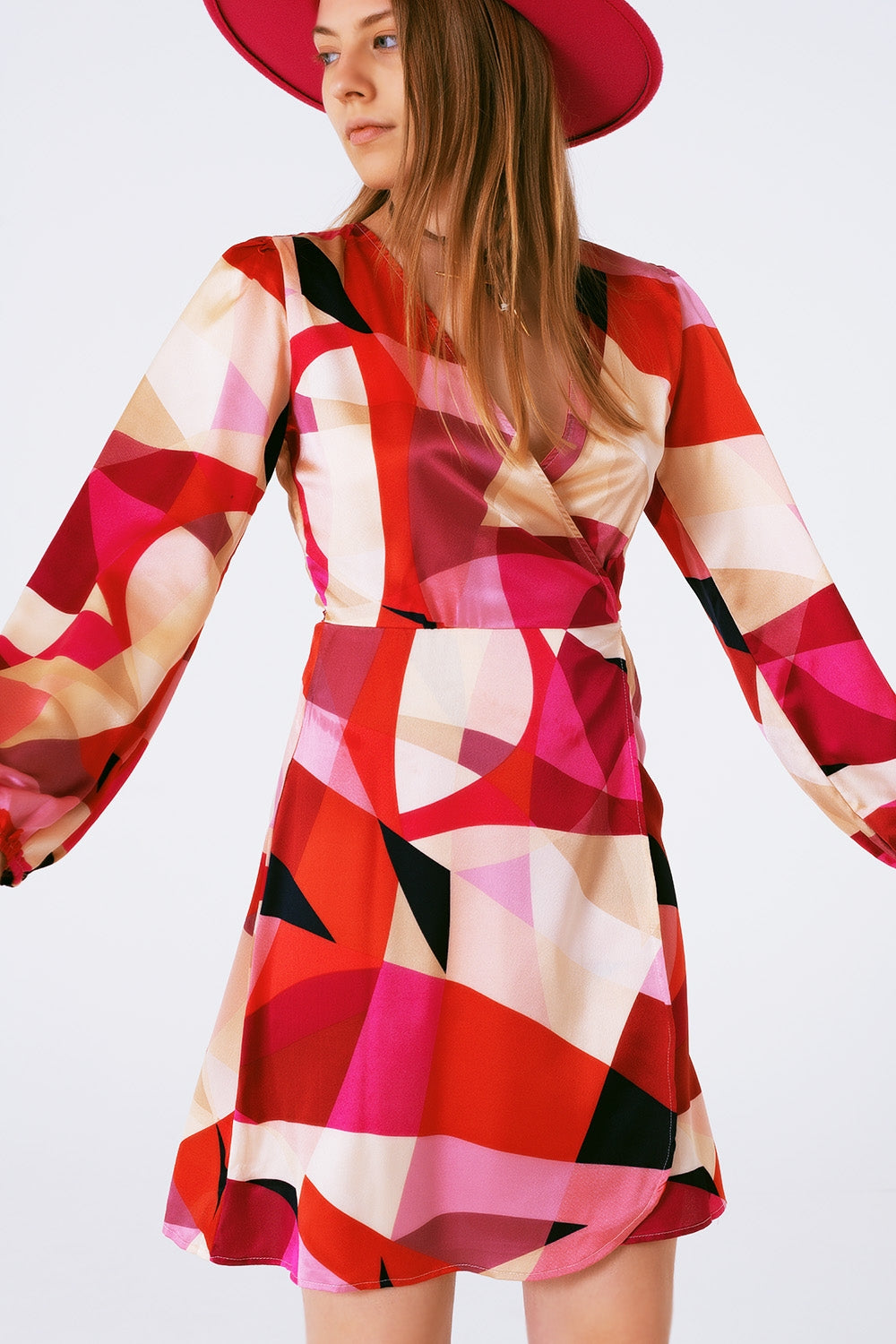 Robe courte croisée avec imprimé abstrait en fuxia