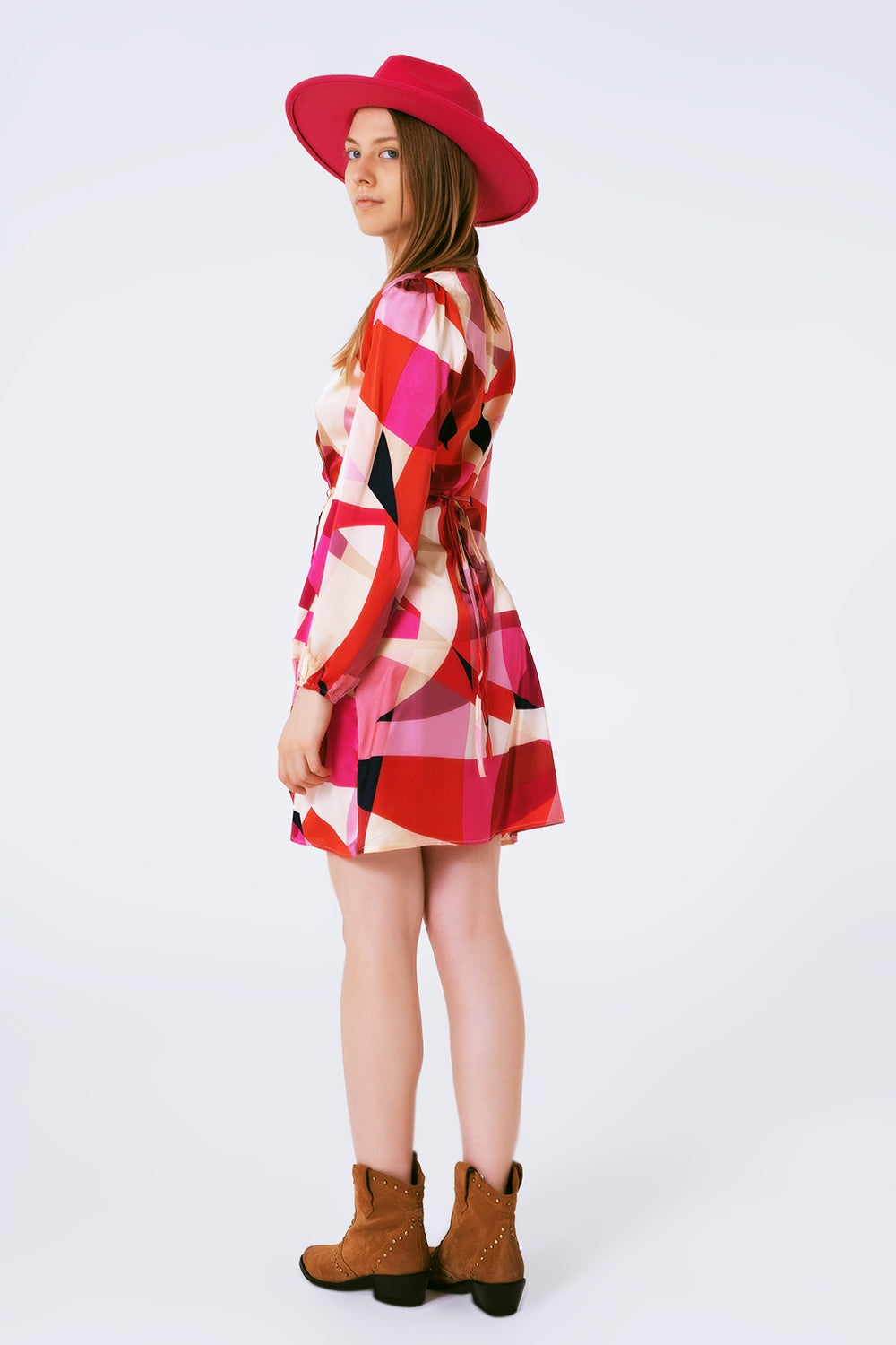 Robe courte croisée avec imprimé abstrait en fuxia