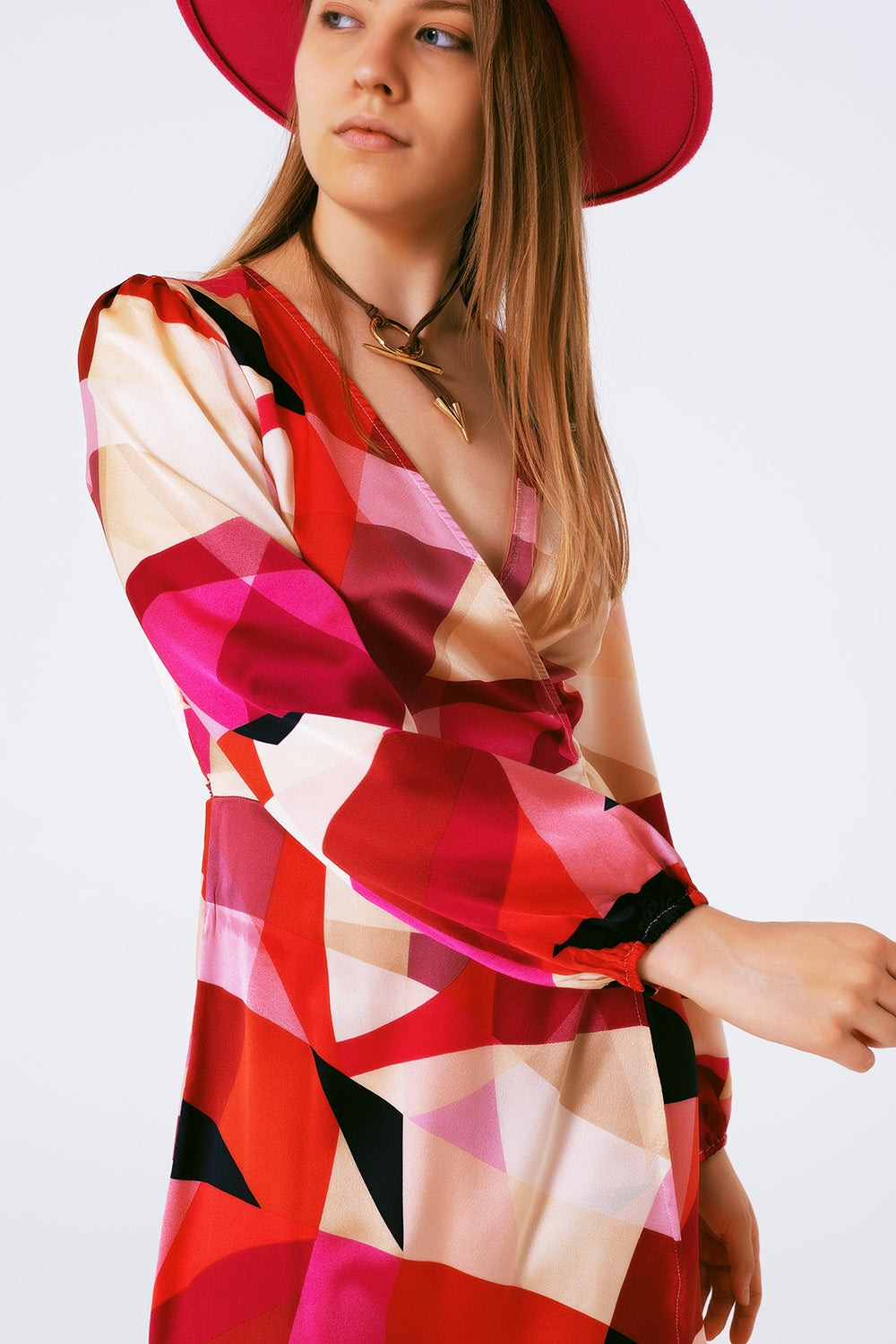 Robe courte croisée avec imprimé abstrait en fuxia