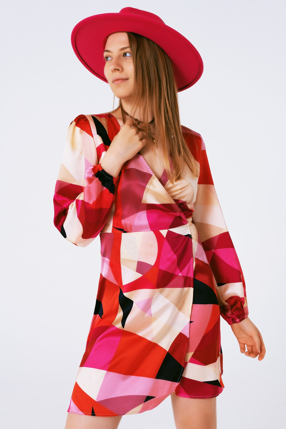 Robe courte croisée avec imprimé abstrait en fuxia
