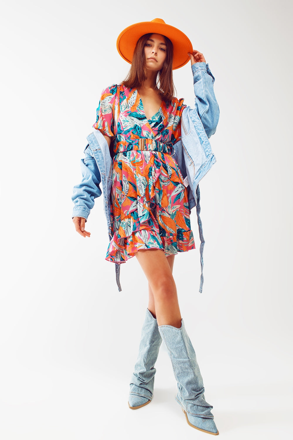 Robe courte croisée ceinturée avec imprimé floral en orange