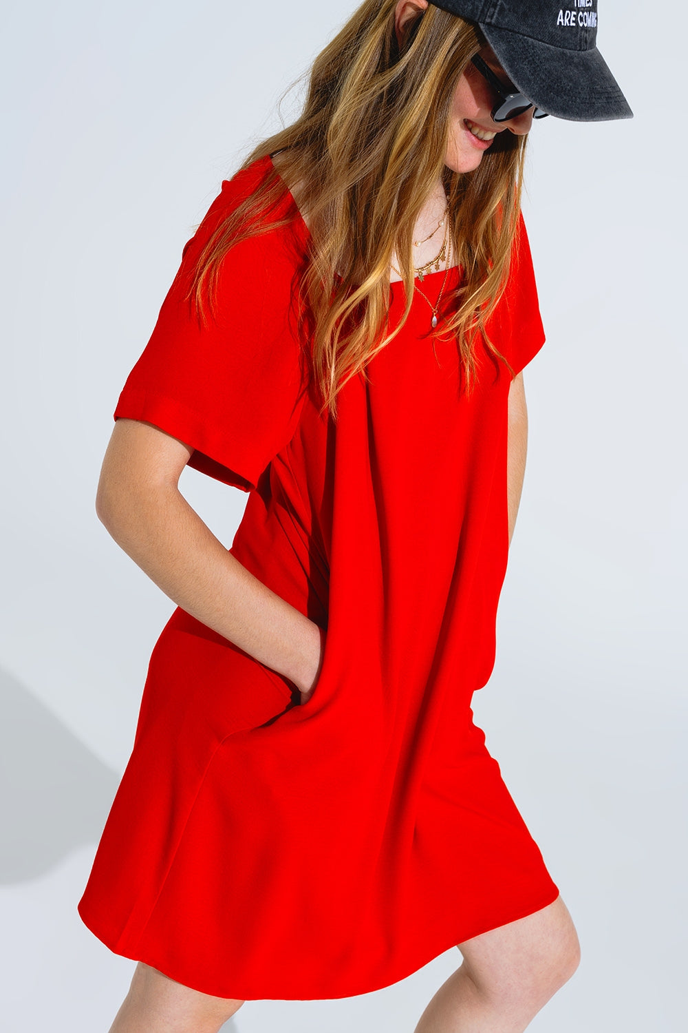 Robe courte décontractée à encolure carrée et manches courtes en rouge