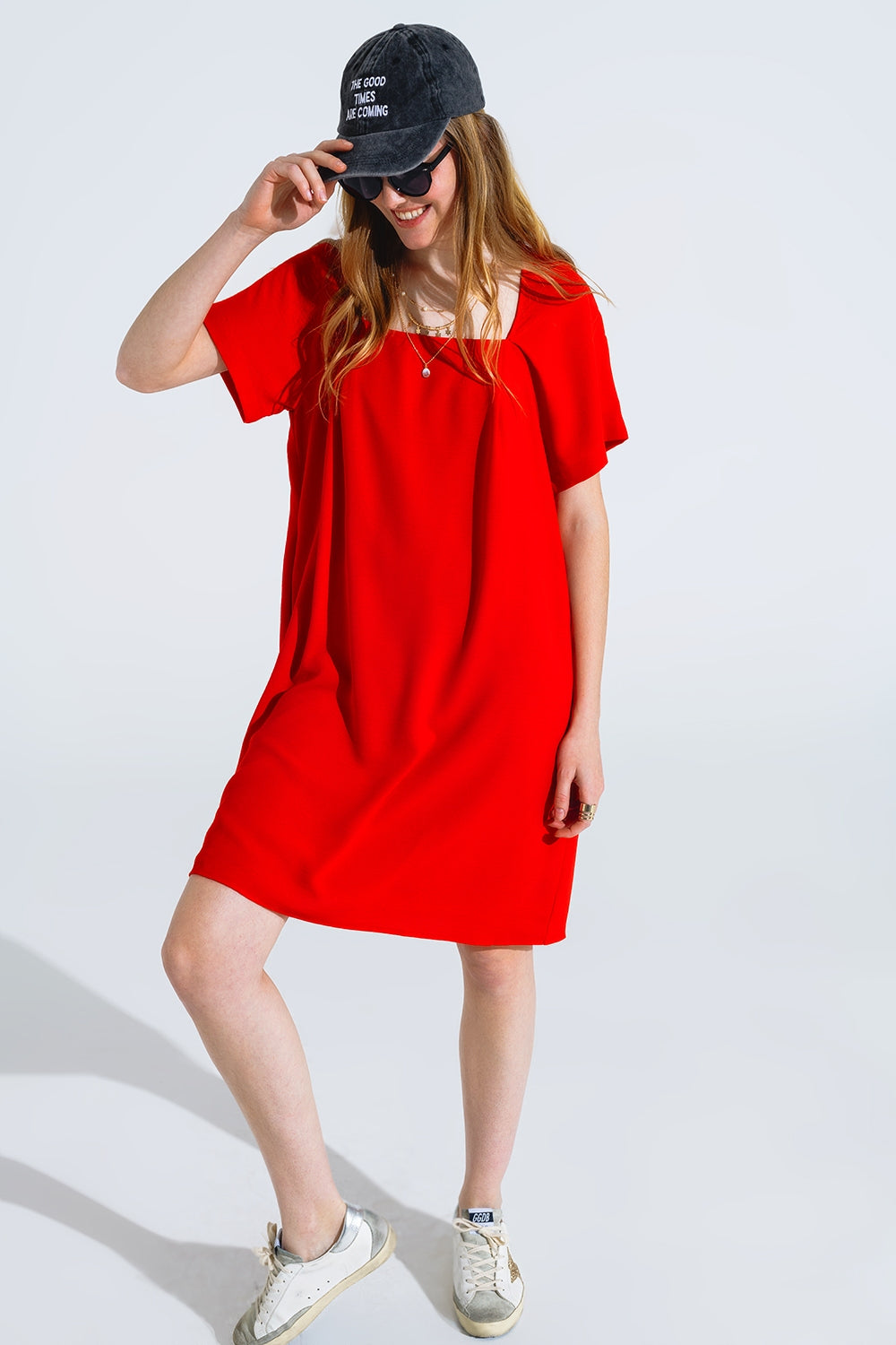 Robe courte décontractée à encolure carrée et manches courtes en rouge