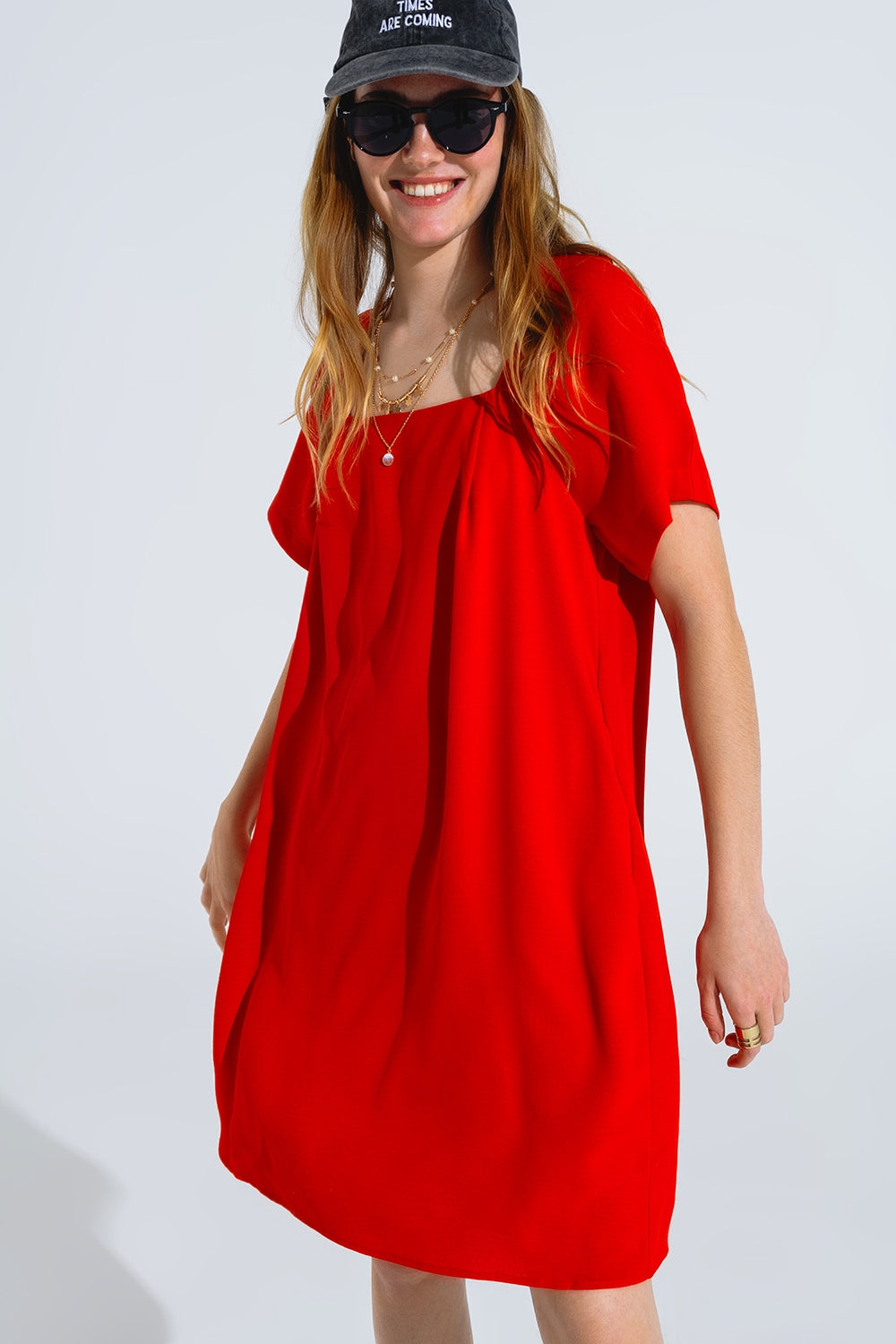 Robe courte décontractée à encolure carrée et manches courtes en rouge