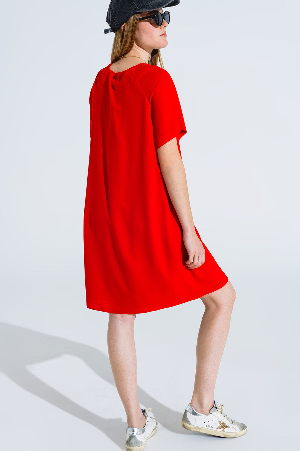 Robe courte décontractée à encolure carrée et manches courtes en rouge