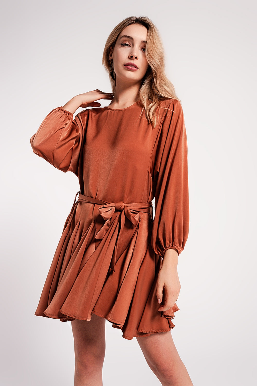 Robe courte effet satiné avec ceinture orange