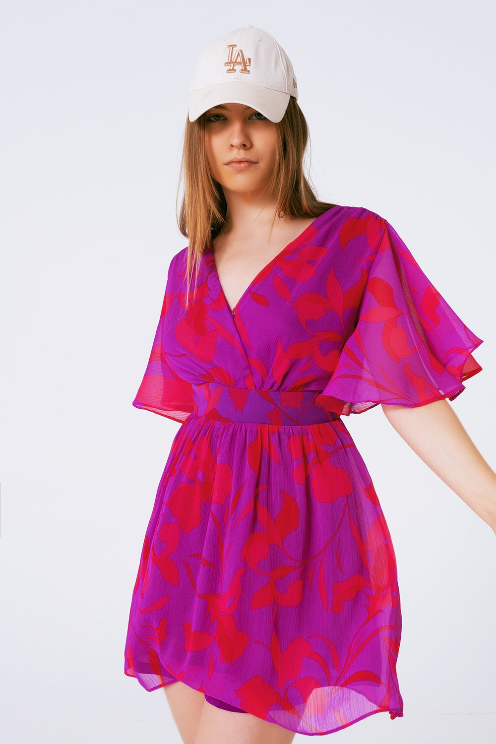 Robe courte en mousseline à fleurs avec manches courtes et col V