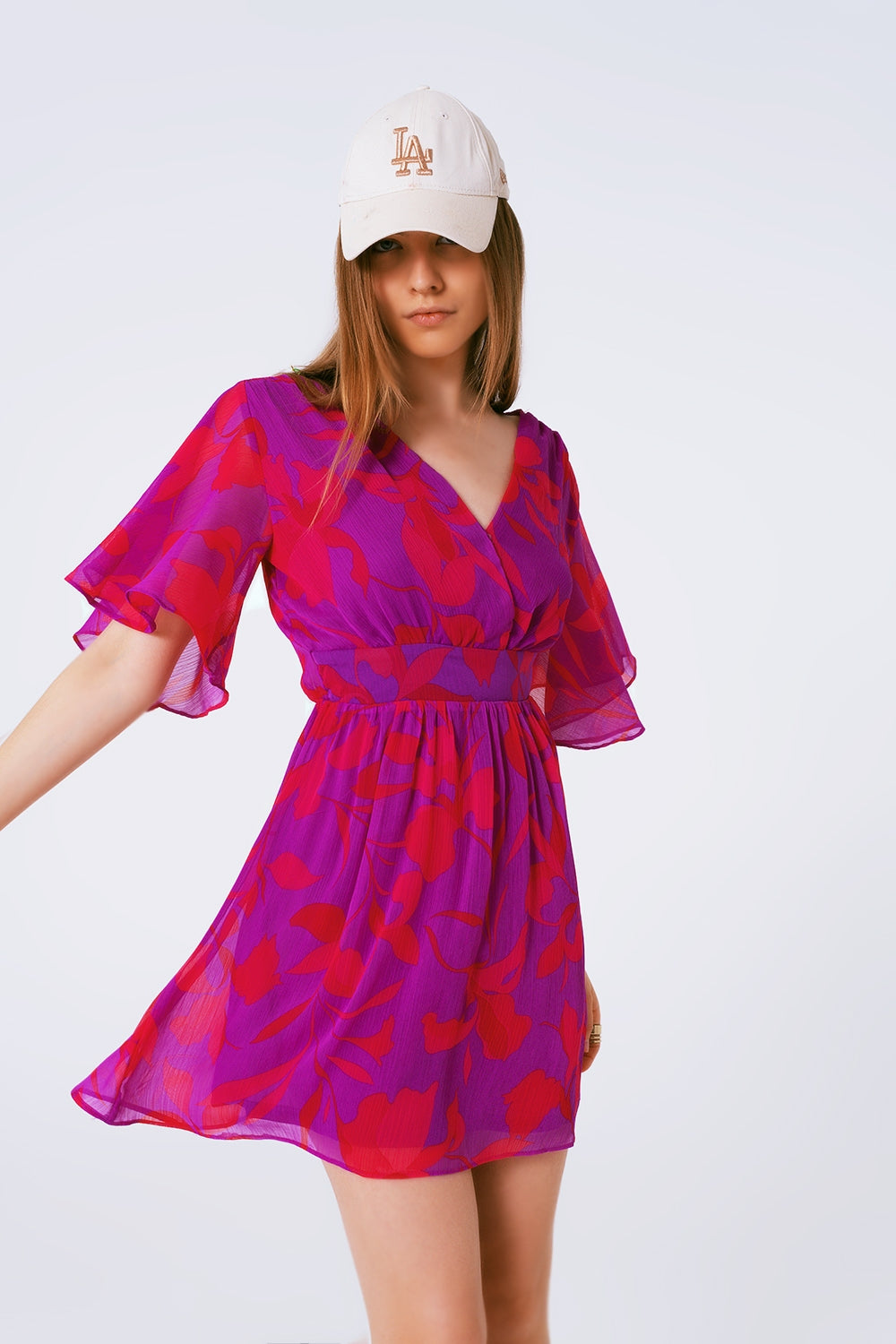 Robe courte en mousseline à fleurs avec manches courtes et col V