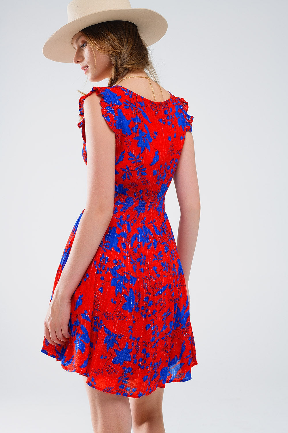 Robe courte en rouge avec imprimé floral bleu et col en V