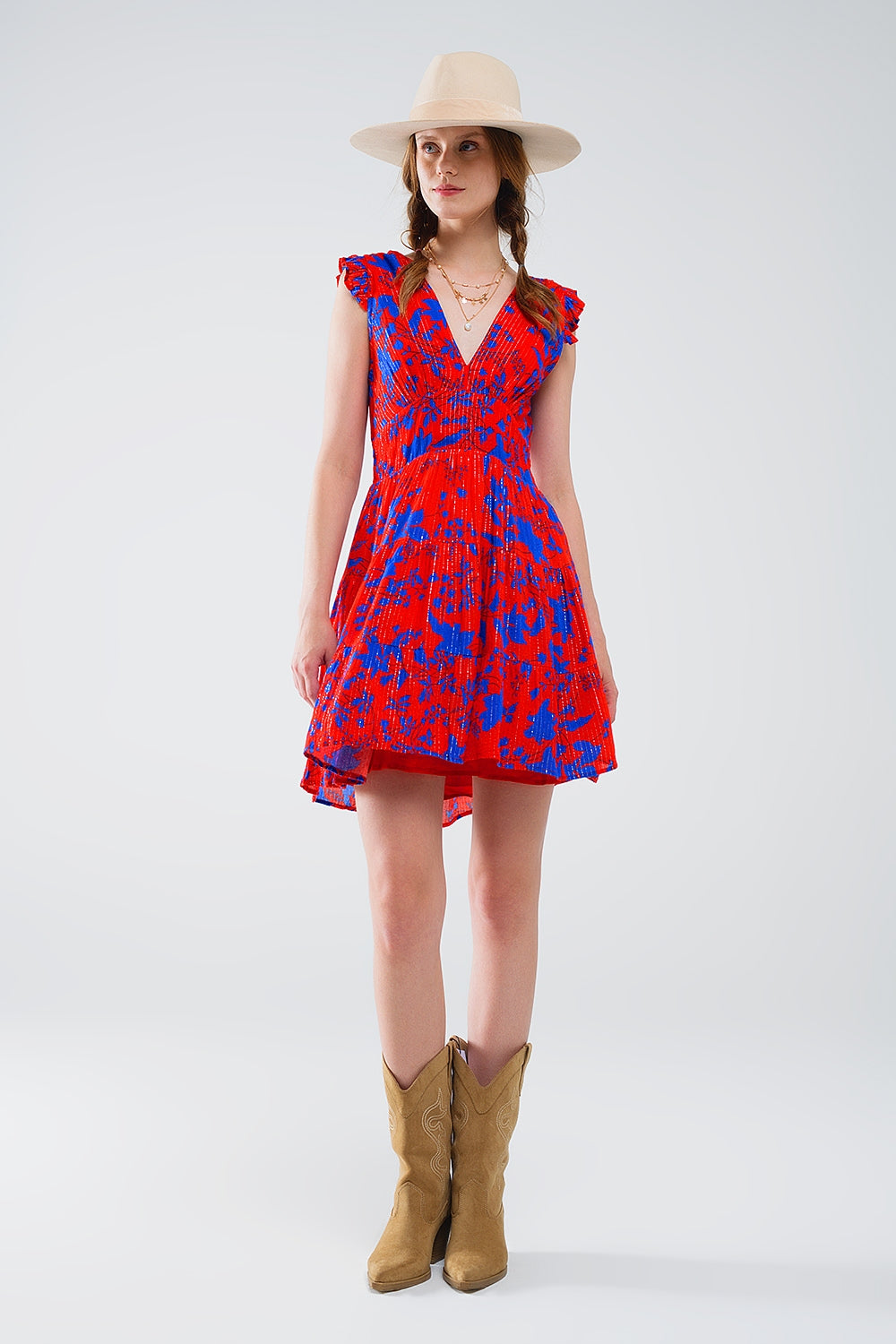Robe courte en rouge avec imprimé floral bleu et col en V