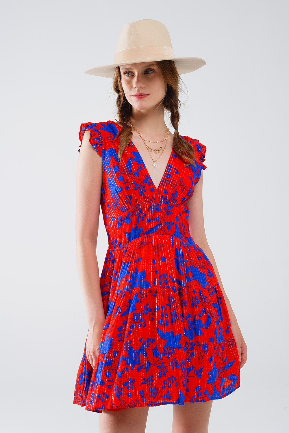 Robe courte en rouge avec imprimé floral bleu et col en V