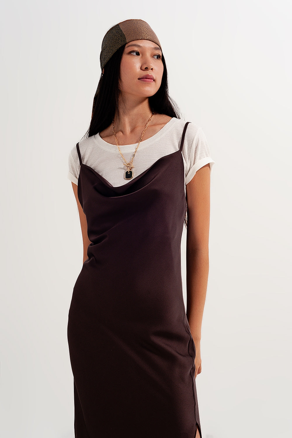 Robe courte en satin à fines bretelles marron