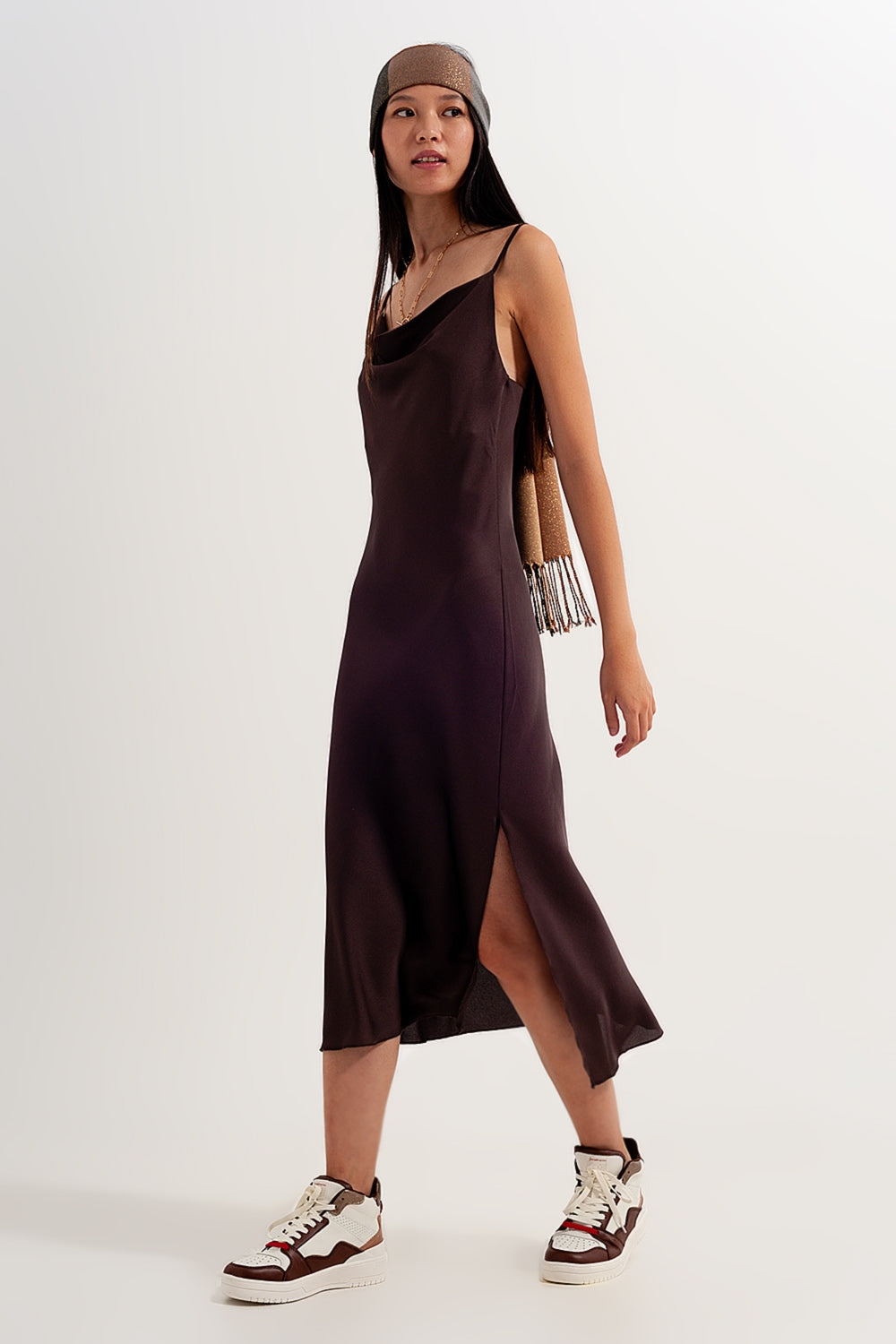 Robe courte en satin à fines bretelles marron